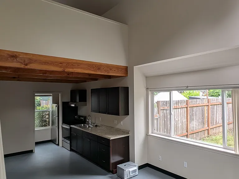 724 NE Holland St #B — Photo 4