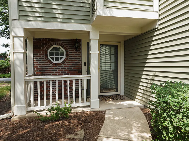 1049 Talbots Ln — Photo 3