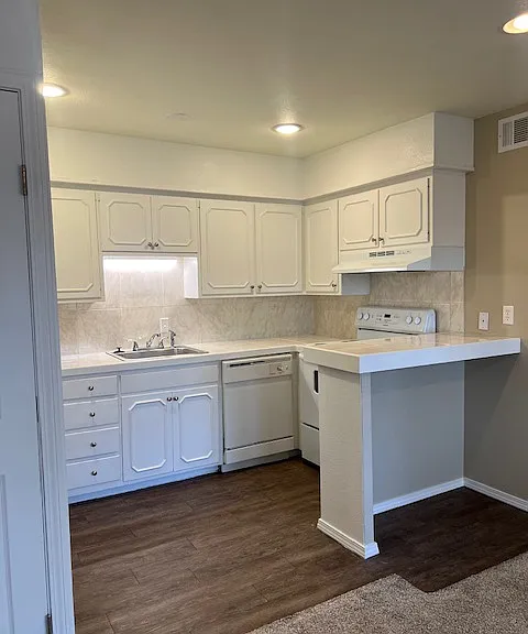 4100 Apartments — Photo 32