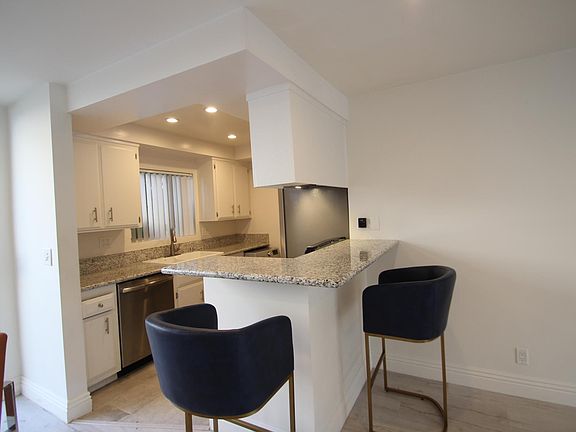5th image of 1728 Montana Ave #11