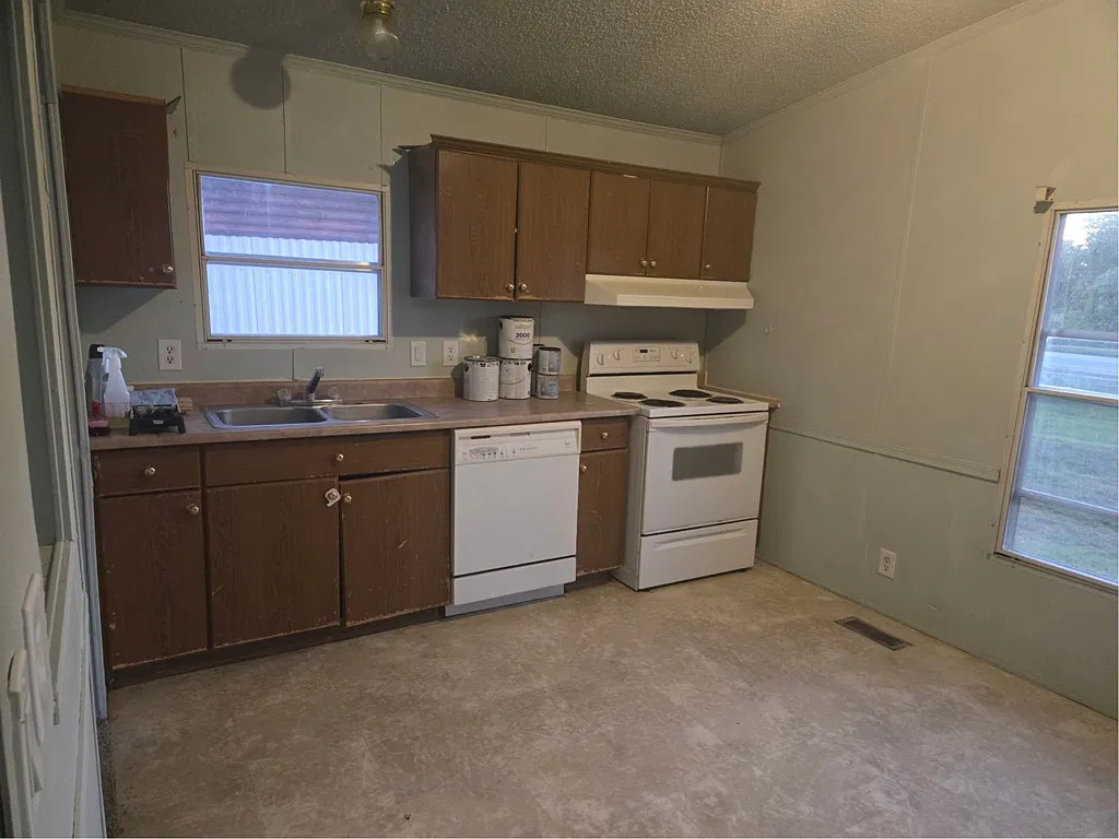 Cozy 2-Bedroom 1 Bath Trailer — Photo 2