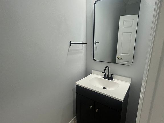 2nd image of 1520 Retreat View Cir