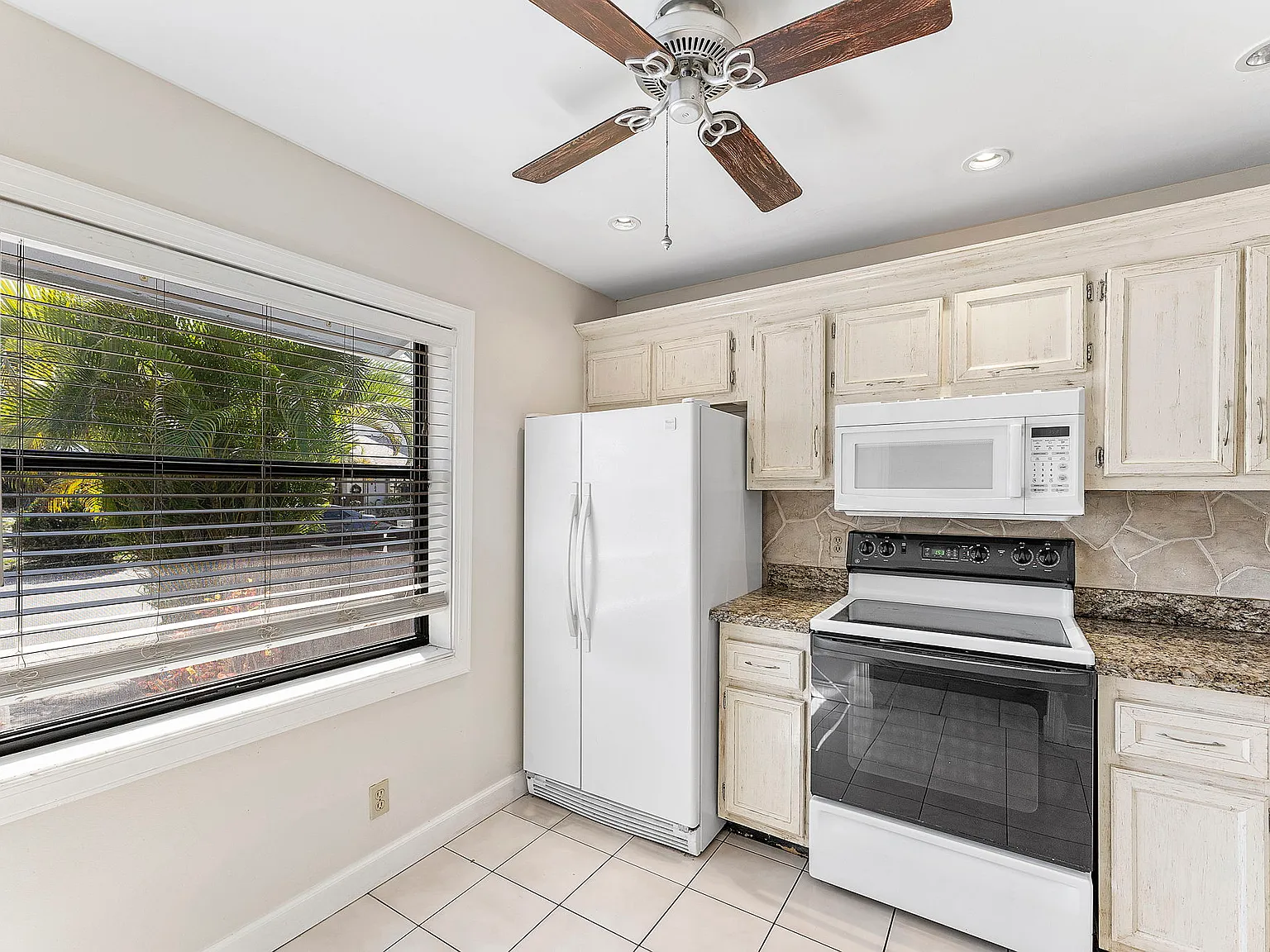2 bed, 943 sqft, $2,400 — Photo 3