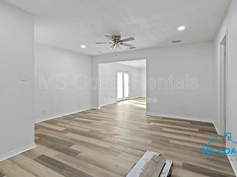 340 Hiller Dr — Photo 10