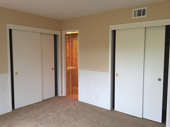 Master br / 2 full closets