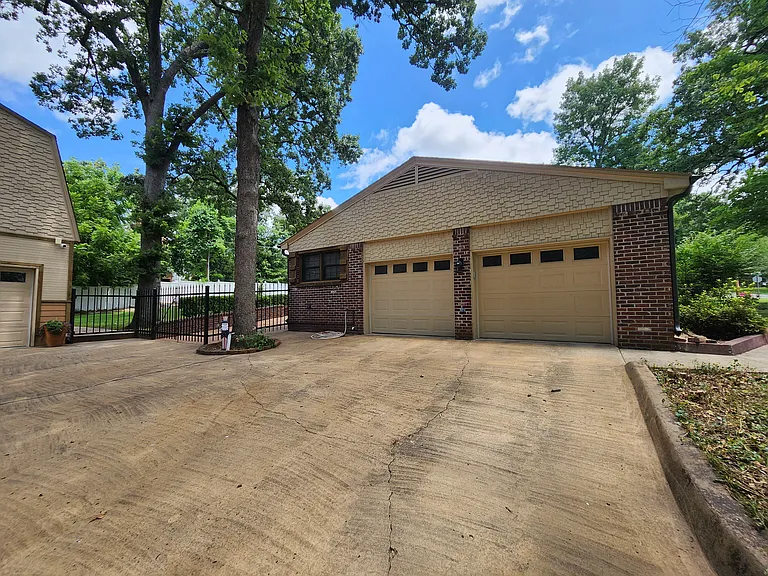 425 E Seneca St — Photo 82