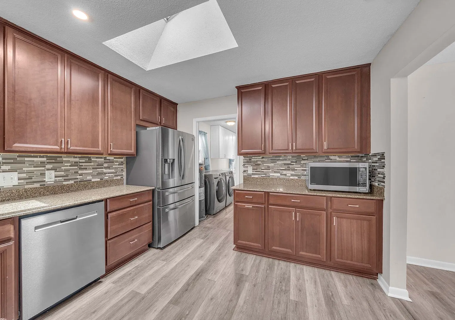 Spacious All-Brick Home with Huge Fenced Yard, Florida Room & Oversized Garage Less Than 10 Minut... — Photo 4