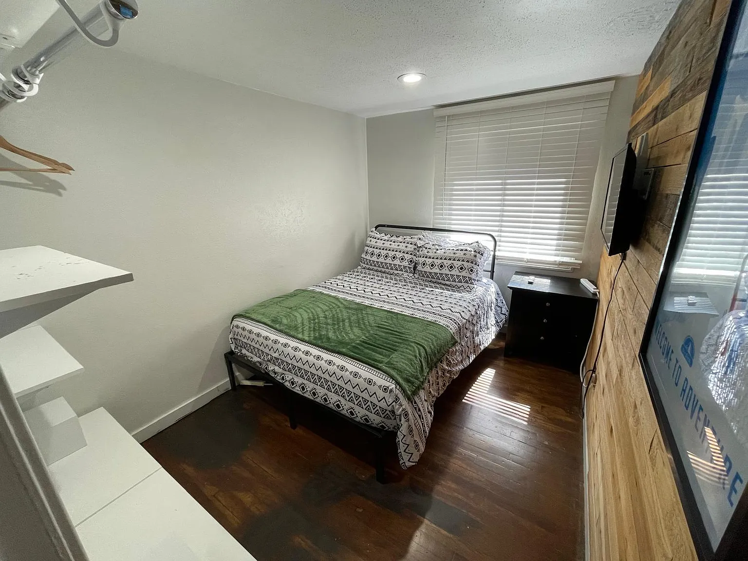 4 bed, 3.0 bath, 1237 sqft, $888 — Photo 1