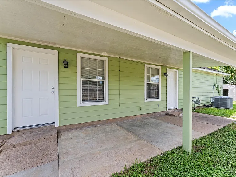 5035 Reno Dr — Photo 1