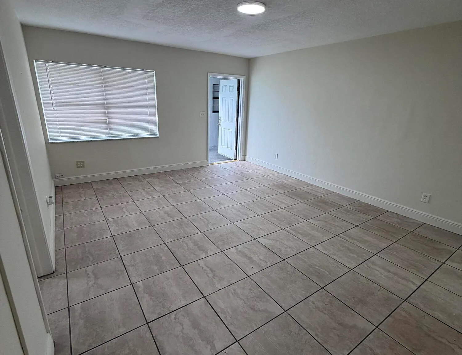 2 bed, 1.0 bath, 3713 sqft, $2,100 — Photo 4