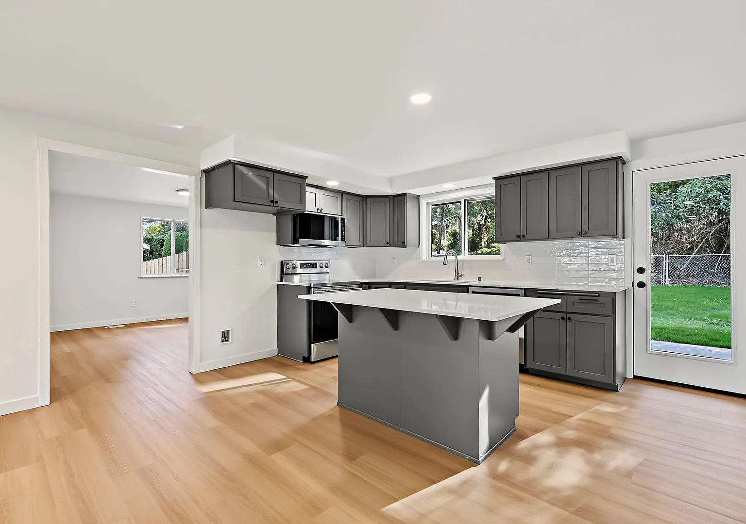 Lake Tapps living! Highly desired 3 bedroom Rambler!! — Photo 3