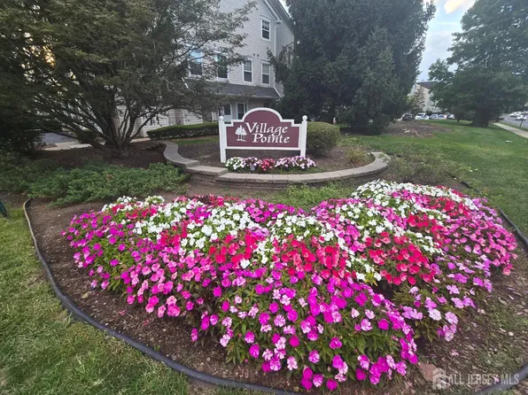 28 Inverness Dr, Edison, NJ 08820