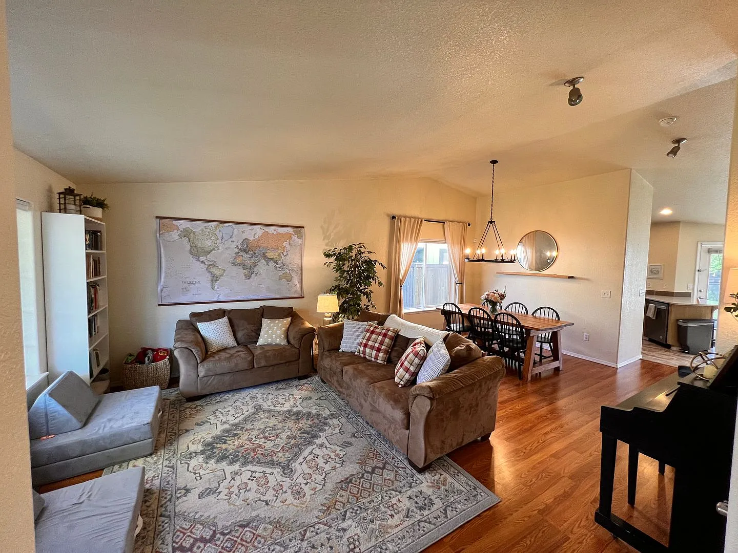 Great Neighborhood 3bd/ 2.5 Avail. Nov. 10th — Photo 2