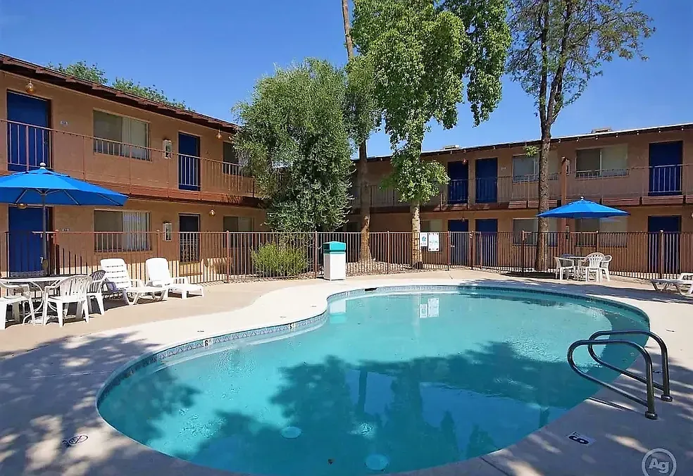 Chateau Gardens Apartments — Photo 4