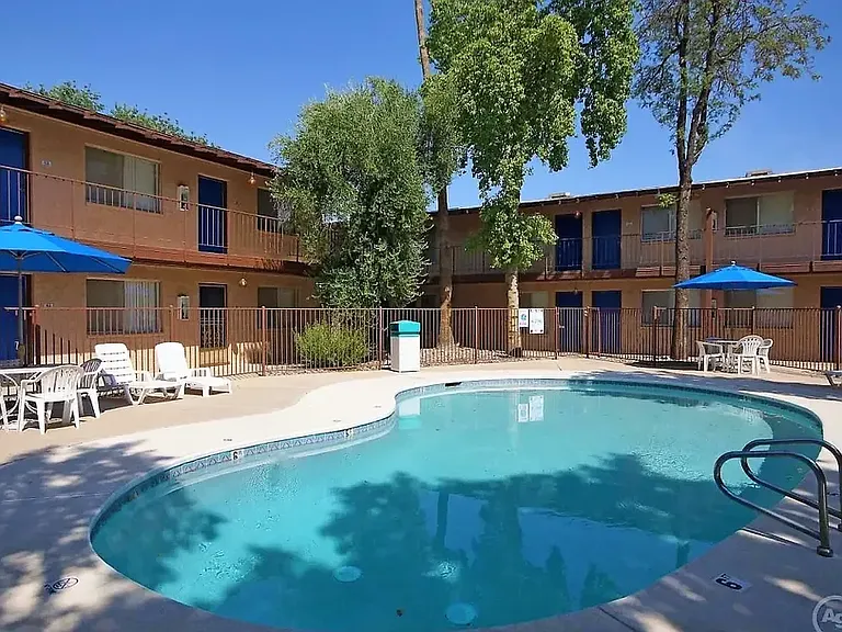 Chateau Gardens Apartments — Photo 2