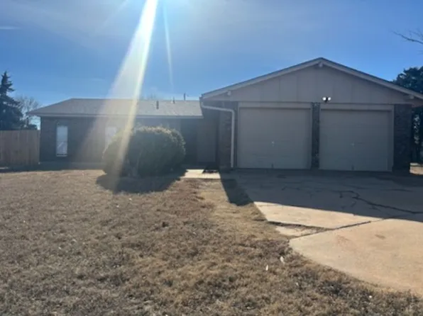 2206 NW Austin Dr, Lawton, OK 73505