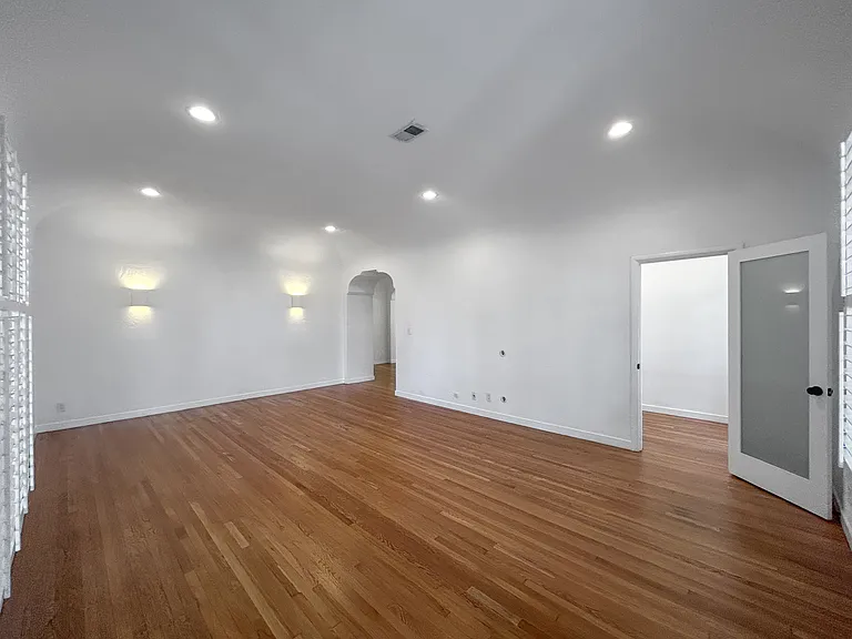 1220 N La Cienega Blvd #F2 — Photo 18