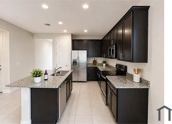 4 bed, $2,500 — Photo 4