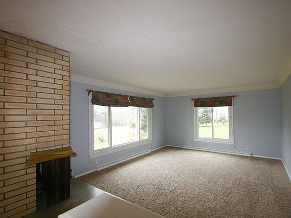 Living room w/ fireplace