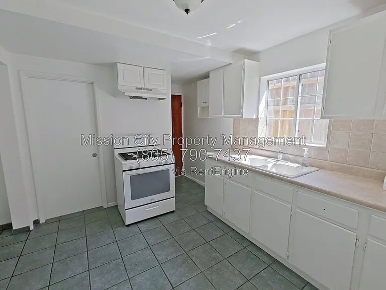 418 E Sola St — Photo 8