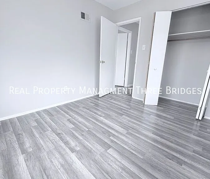 241 Flora Dr — Photo 9