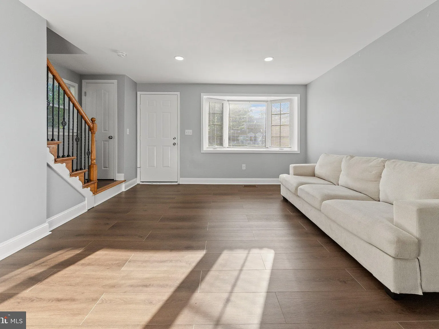 3 bed, 2.0 bath, 1080 sqft, $2,400 — Photo 4