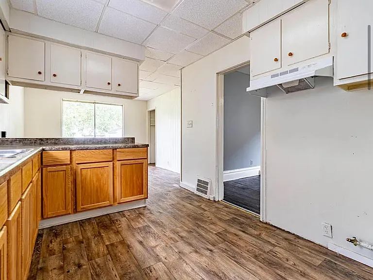 913 W McClure Ave — Photo 4