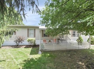 17 Oak Dr #17, Olmsted Falls, OH 44138