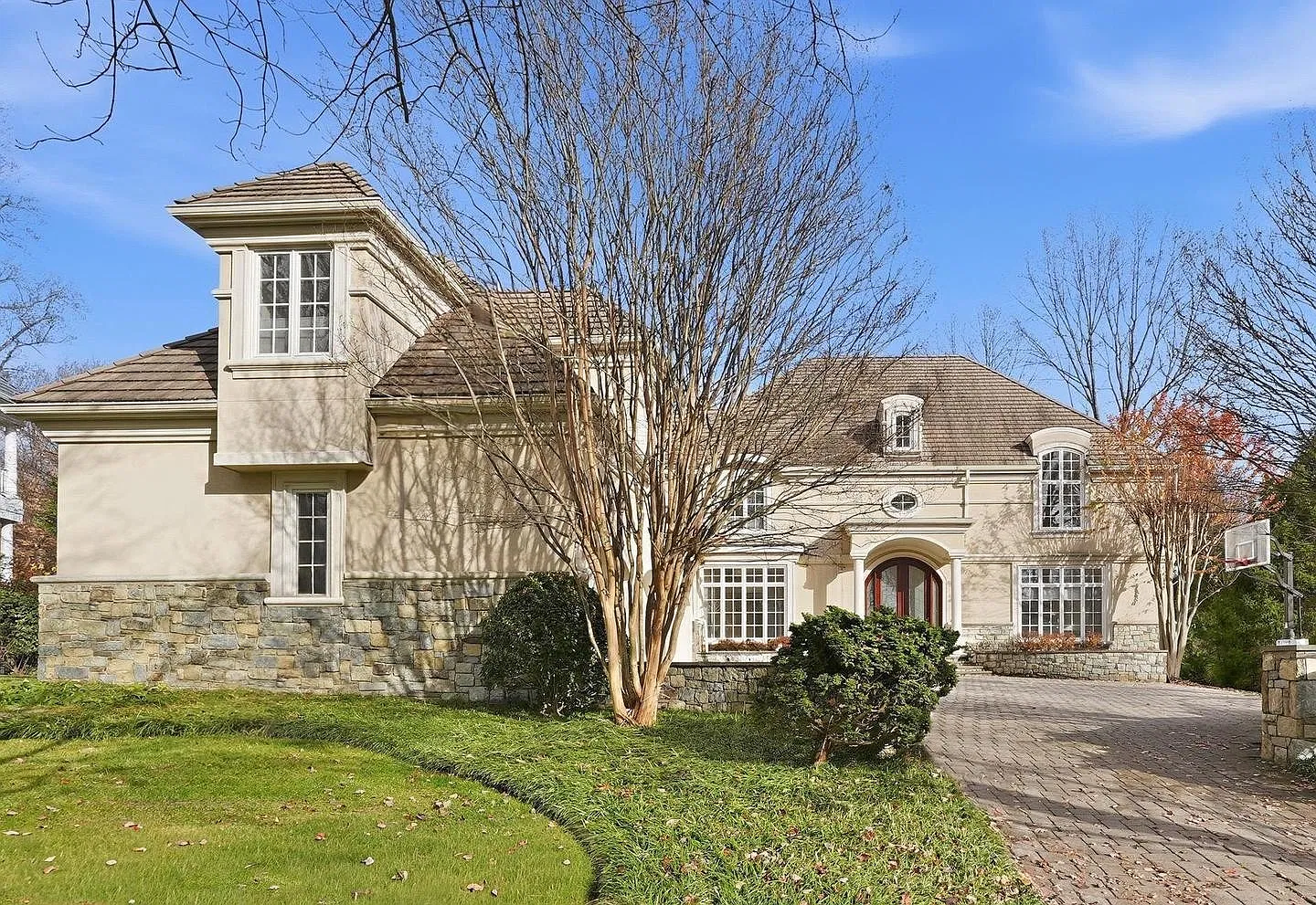 6 bed, 6320 sqft, $15,000 — Photo 1