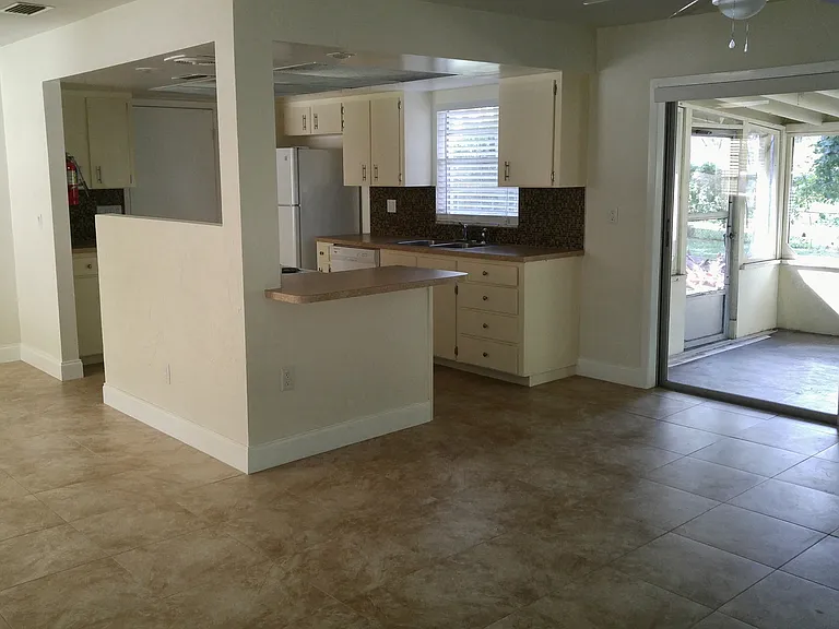 1726 SW 42nd Ave — Photo 3