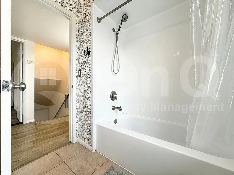 10402 N 10th St #3 — Photo 14