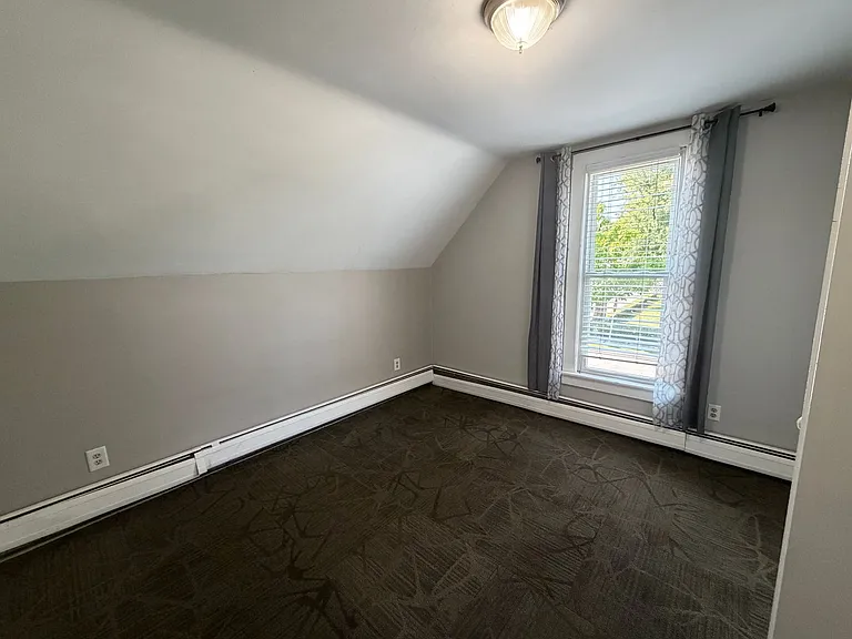 401 1/2 Queen St — Photo 10