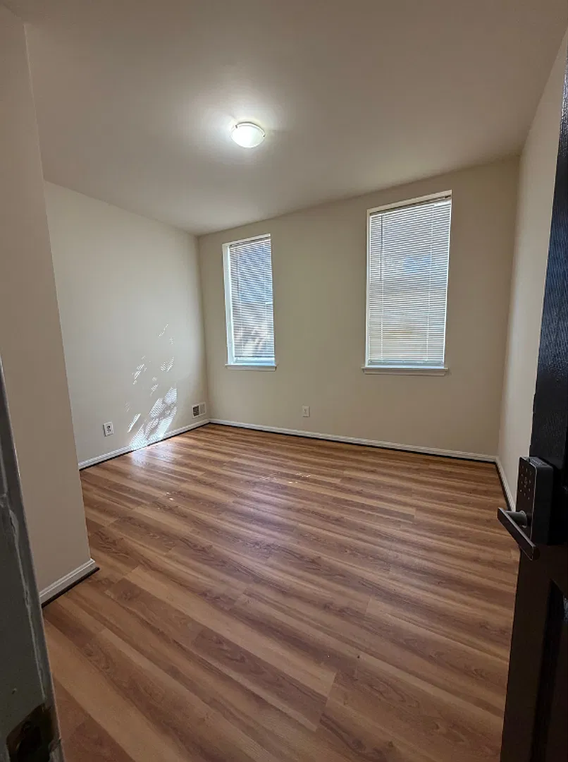 2310 Jefferson St $600 Available (Shared Bath) — Photo 2