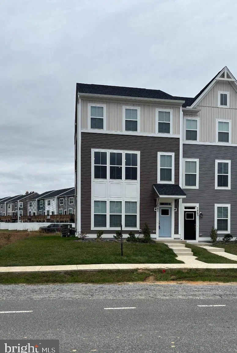 4 bed, 4.0 bath, 2142 sqft, $2,800 — Photo 2
