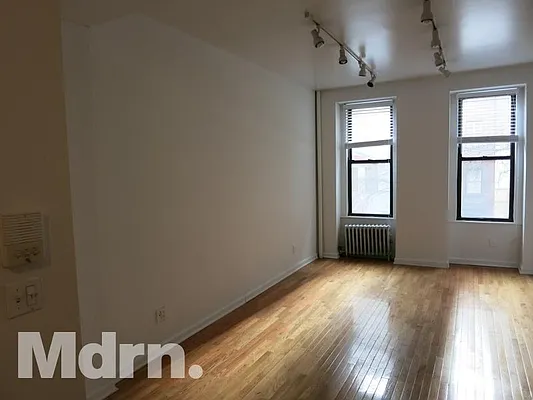 Rented by Mdrn Residential | media 10