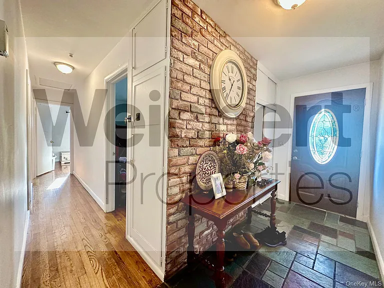 211 W 22nd St — Photo 8