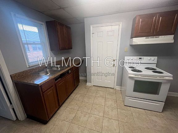 5th image of 3763 Broadway St APT 3