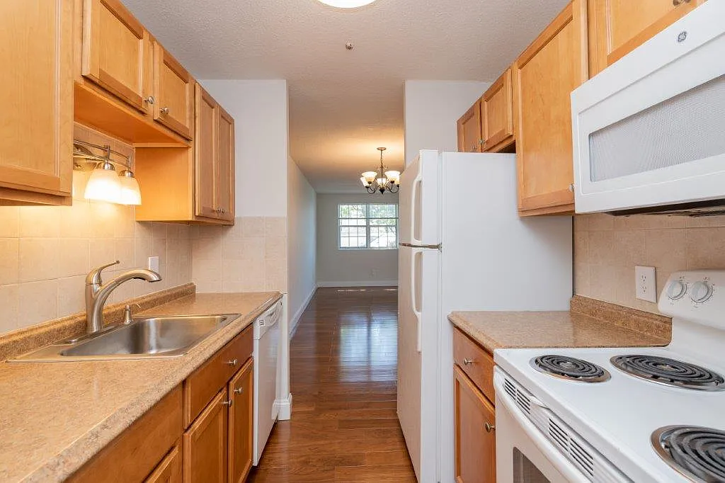2 bed, 1.0 bath, 890 sqft, $3,300 — Photo 2
