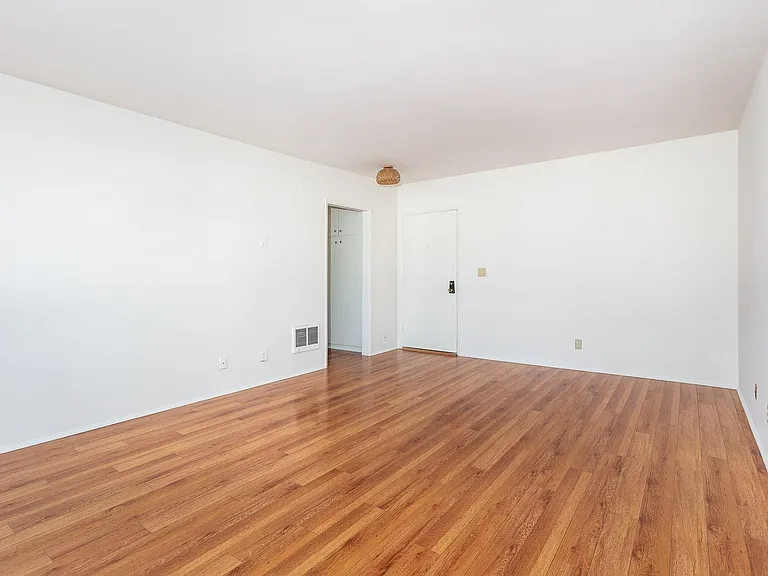 1000 S Wooster St — Photo 14