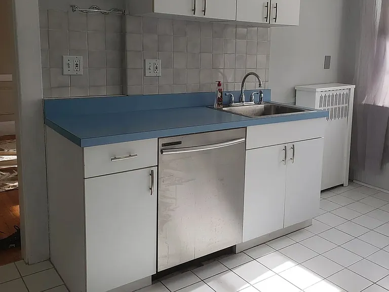 129 Chiswick Rd #13B — Photo 2