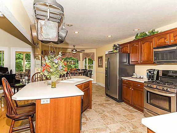 4th image of 10398 Lakewood Dr