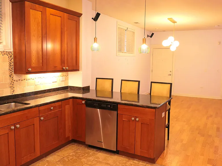 413 N Noble St #G — Photo 14