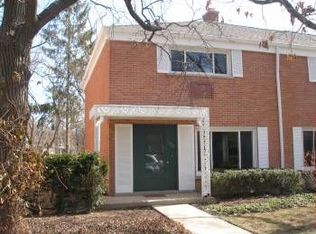 669 Carriage Hill Dr, Glenview, IL 60025