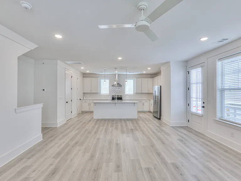 1589 Residences — Photo 21