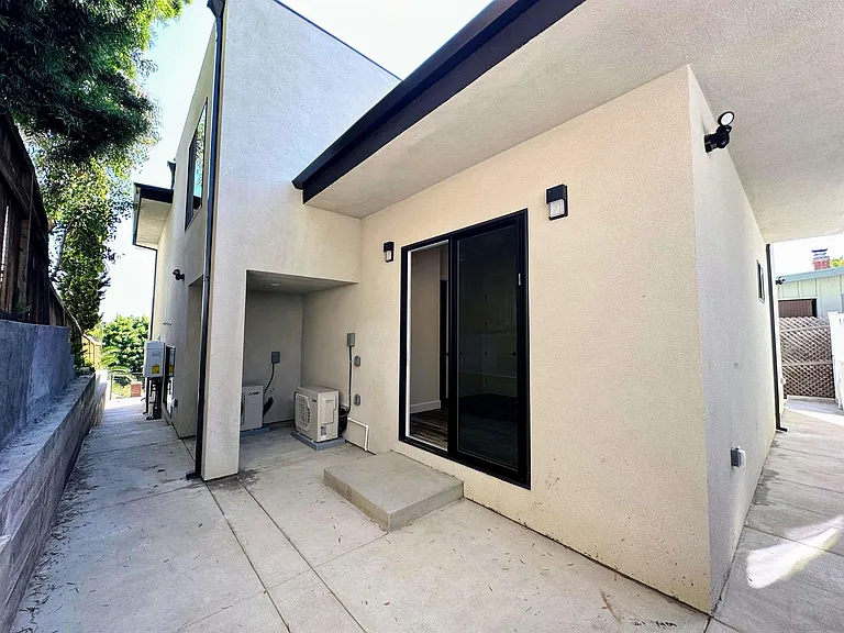 426 Sloane Ave — Photo 4