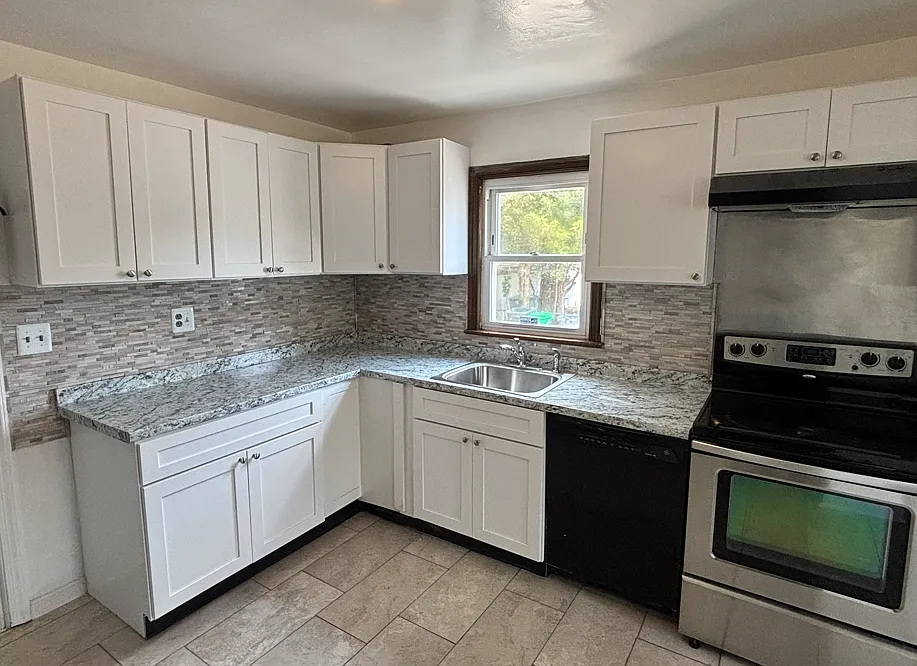5 bed, 2.5 bath, 2168 sqft, $3,000 — Photo 3