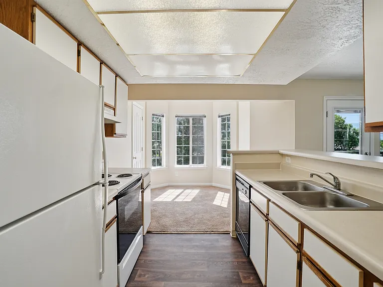 Sterling Pointe Apartments — Photo 35