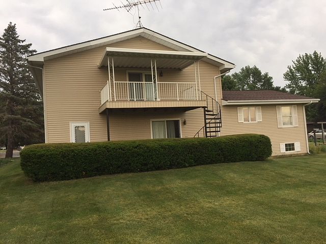 Back, facing golfcourse