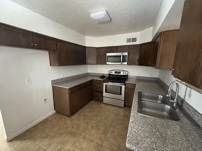 4 bed, 2.0 bath, 1913 sqft, $1,995 — Photo 3