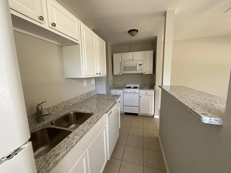 2218 S Park Ave — Photo 4